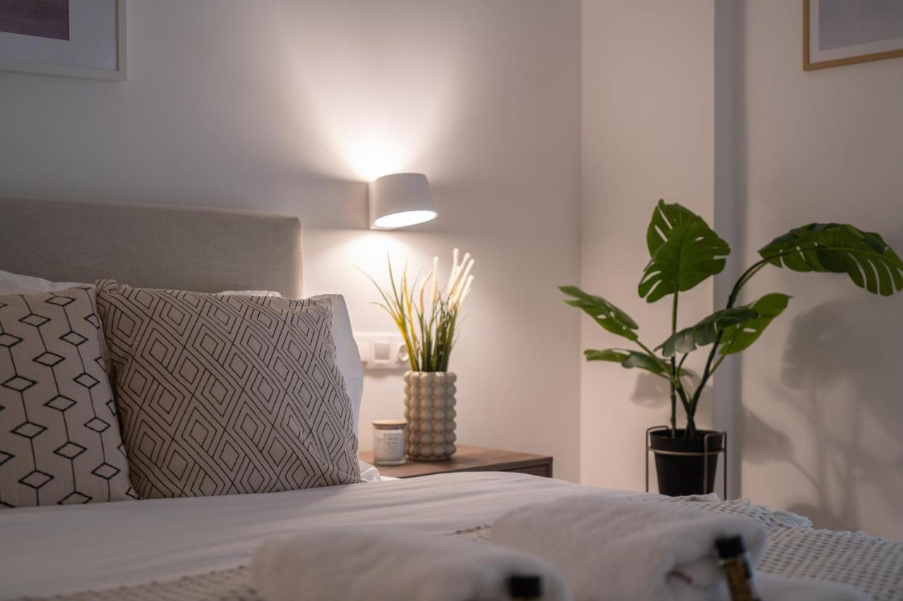 Unique 2 Bedrooms Apartment, Steps To Plaka And City Center Афины Экстерьер фото