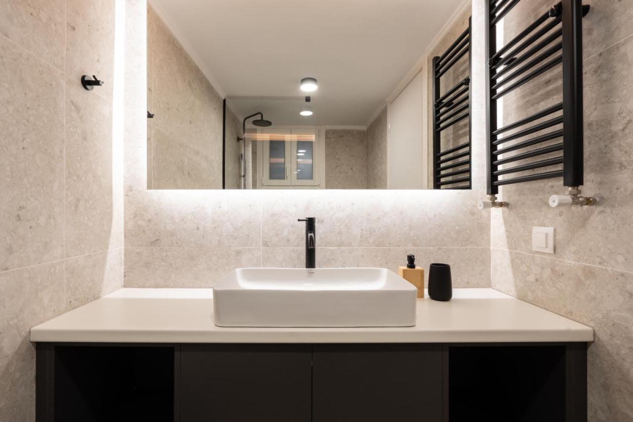 Unique 2 Bedrooms Apartment, Steps To Plaka And City Center Афины Экстерьер фото